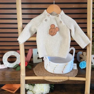 🌼 Pull bébé Mickey Mouse – Taille 9 mois ✨